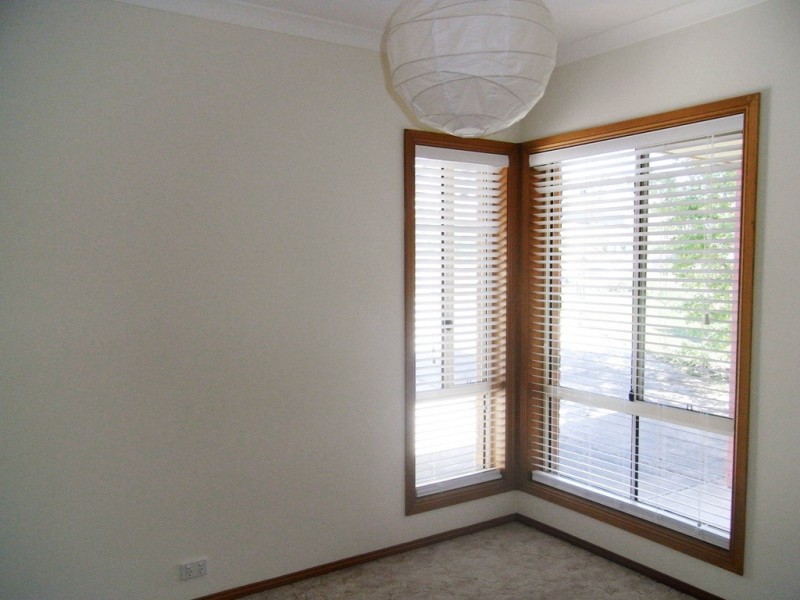 8 Chatterton Place, West Albury NSW 2640