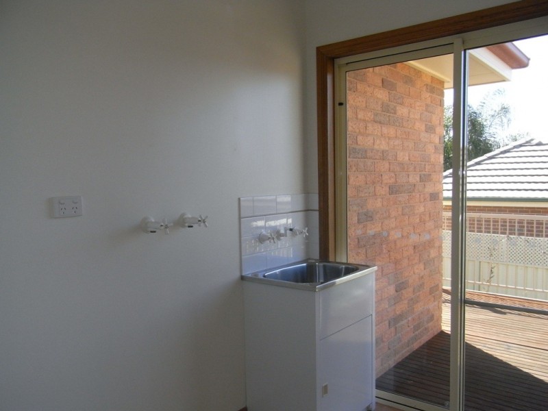 8 Chatterton Place, West Albury NSW 2640