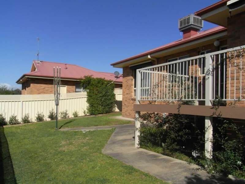 8 Chatterton Place, West Albury NSW 2640