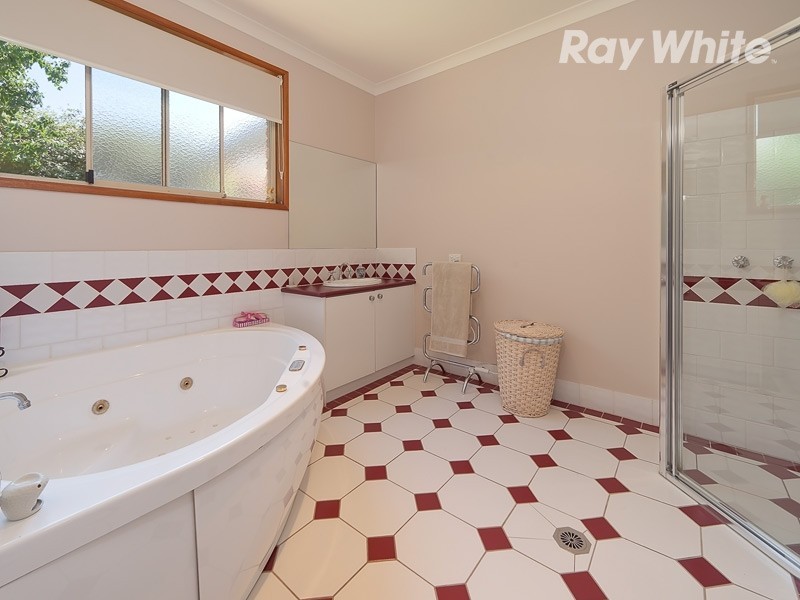 11 Doulton Drive, West Albury NSW 2640