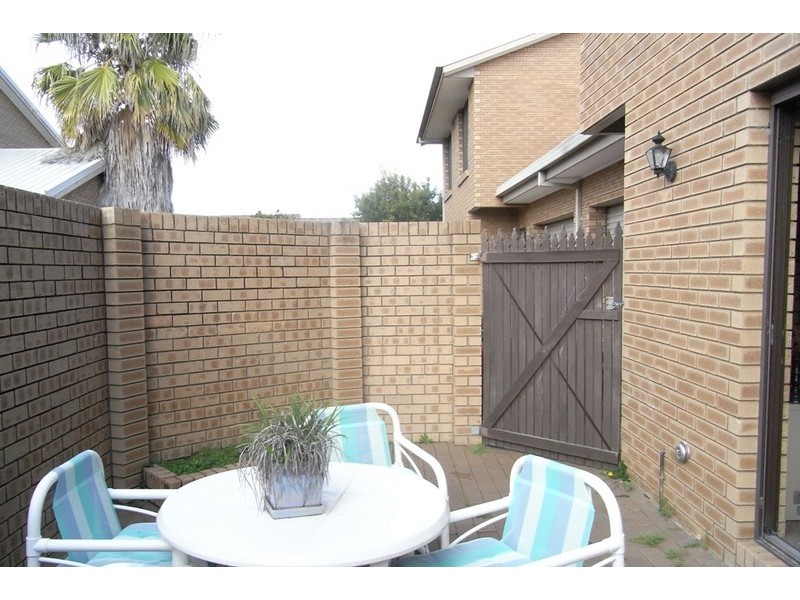 4/411 Bevan Street, Lavington NSW 2641