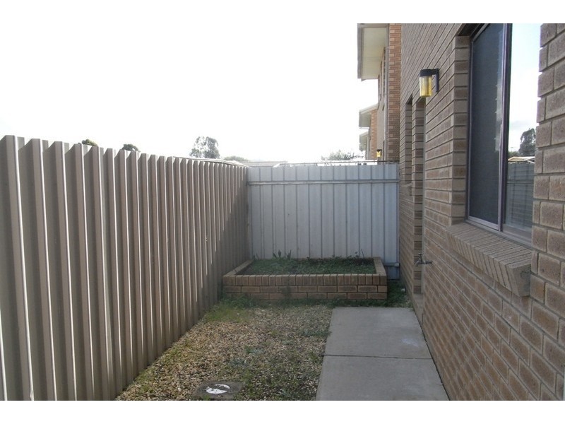 4/411 Bevan Street, Lavington NSW 2641