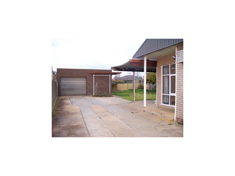 398 Eden Street, Lavington NSW 2641