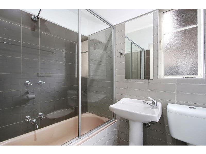 2/393 Griffith Road, Lavington NSW 2641