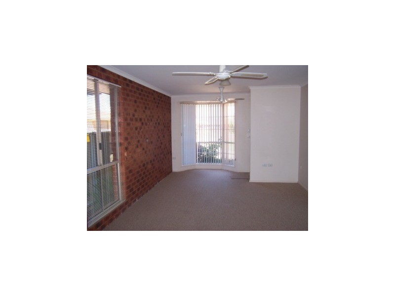 2/4 Rachel Court, Lavington NSW 2641