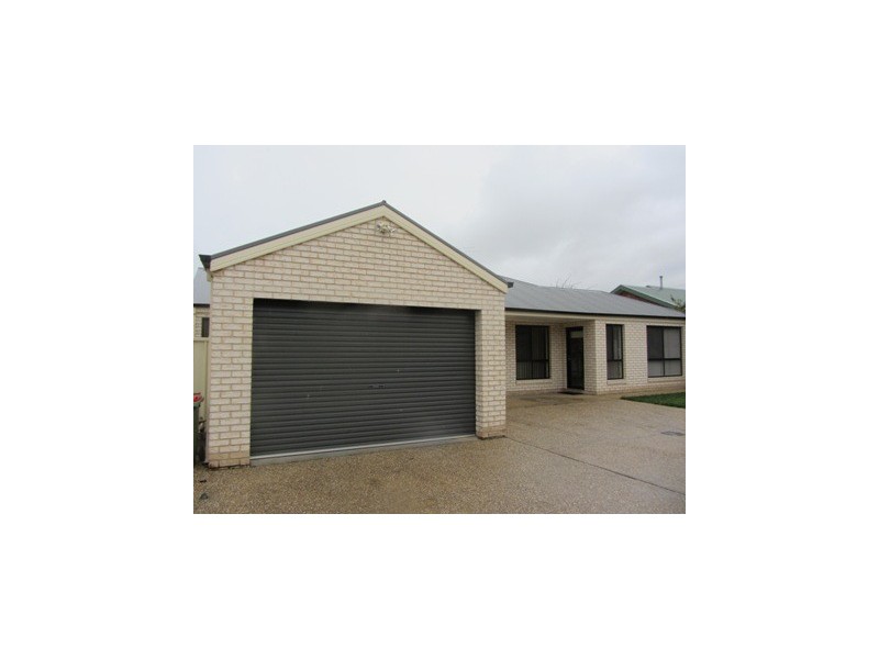 2/527 Lyne Street, Lavington NSW 2641