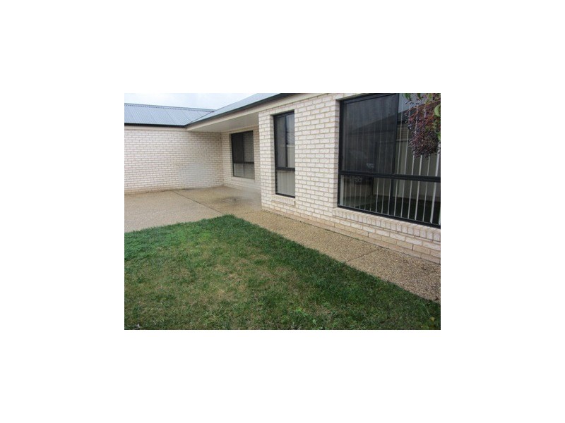 2/527 Lyne Street, Lavington NSW 2641