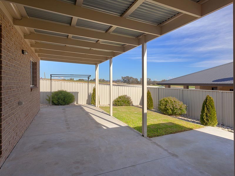 7 Whitton Drive, Thurgoona NSW 2640