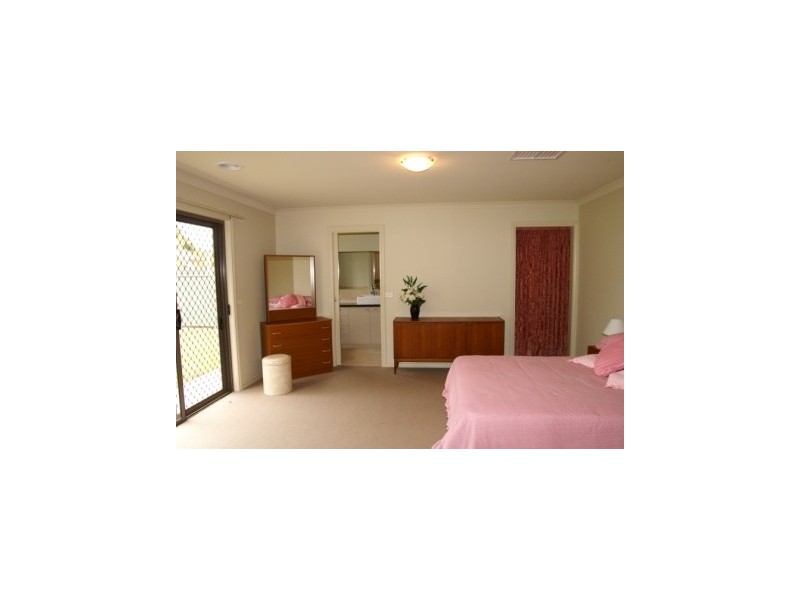5 Hall Court, Howlong NSW 2643
