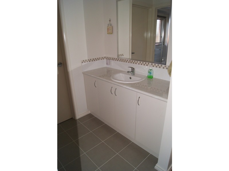 8  Lawrence Court, Albury NSW 2640