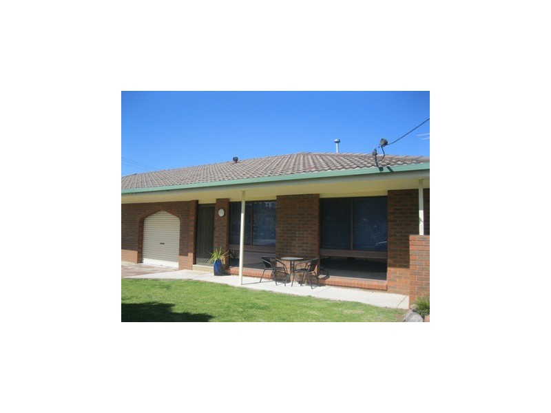 2/625 Prune Street, Lavington NSW 2641