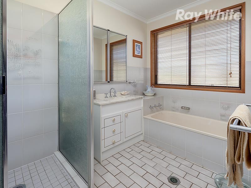 72 Hawkins Street, Howlong NSW 2643