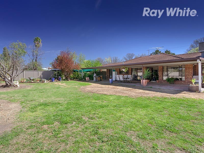 72 Hawkins Street, Howlong NSW 2643