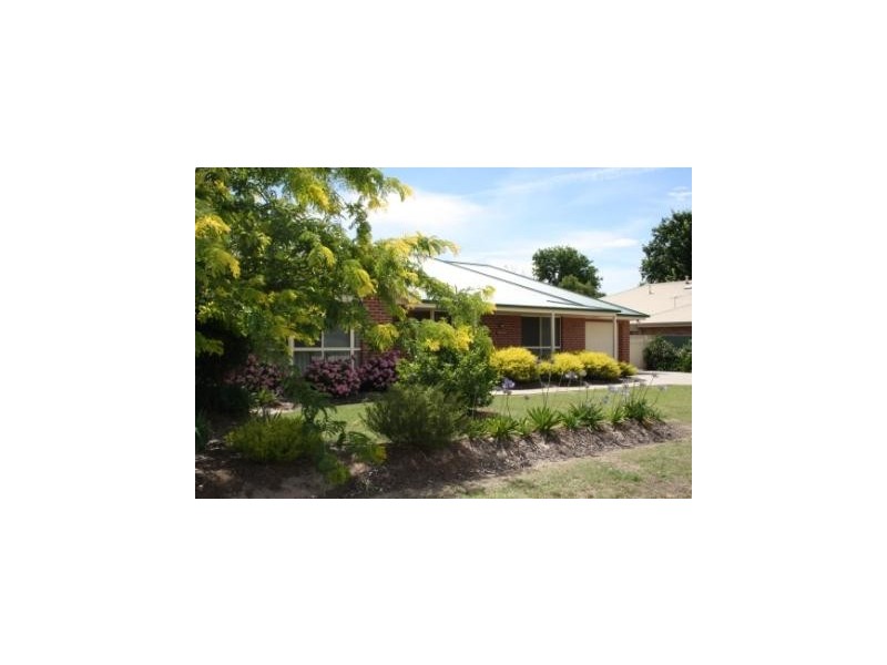 4 Hall Court, Howlong NSW 2643