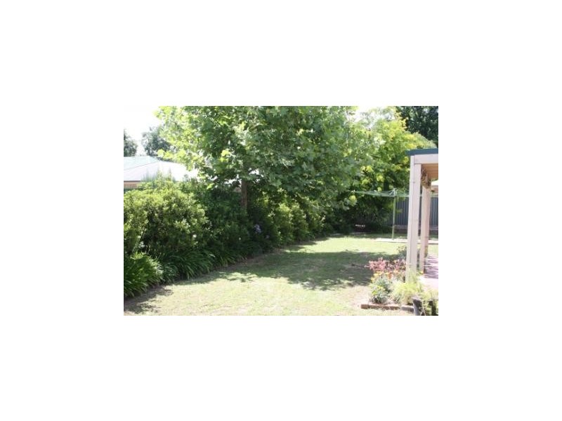 4 Hall Court, Howlong NSW 2643