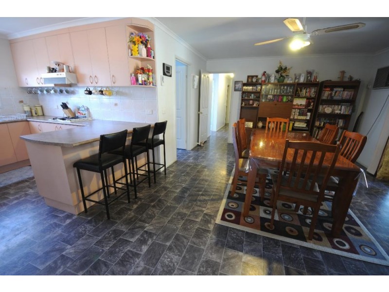 17 Wattle Way, West Albury NSW 2640