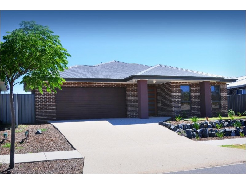 33 Cambridge Drive, Thurgoona NSW 2640