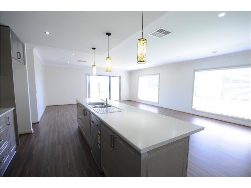 33 Cambridge Drive, Thurgoona NSW 2640