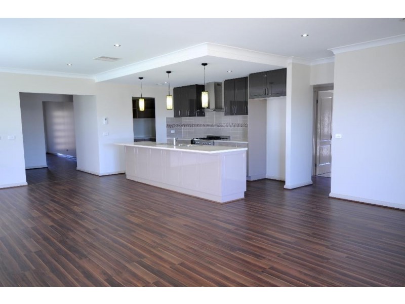 33 Cambridge Drive, Thurgoona NSW 2640