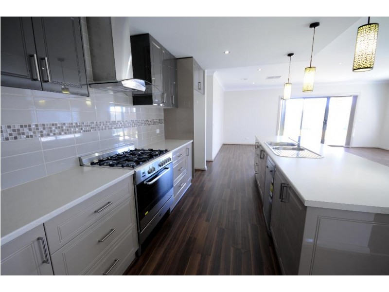 33 Cambridge Drive, Thurgoona NSW 2640