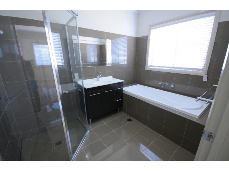 33 Cambridge Drive, Thurgoona NSW 2640