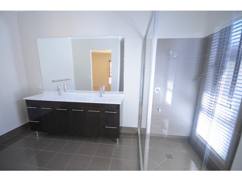 33 Cambridge Drive, Thurgoona NSW 2640