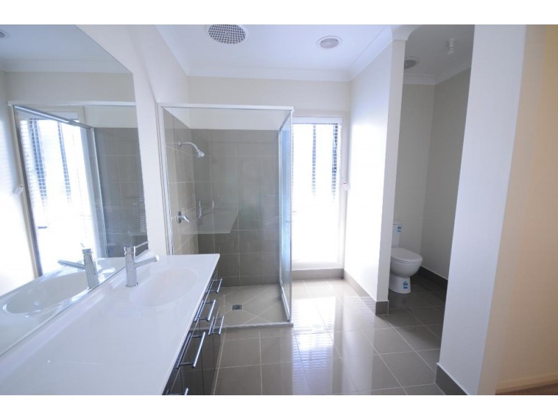 33 Cambridge Drive, Thurgoona NSW 2640