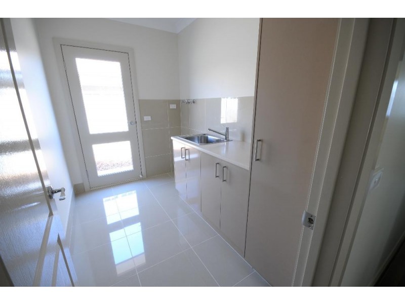 33 Cambridge Drive, Thurgoona NSW 2640