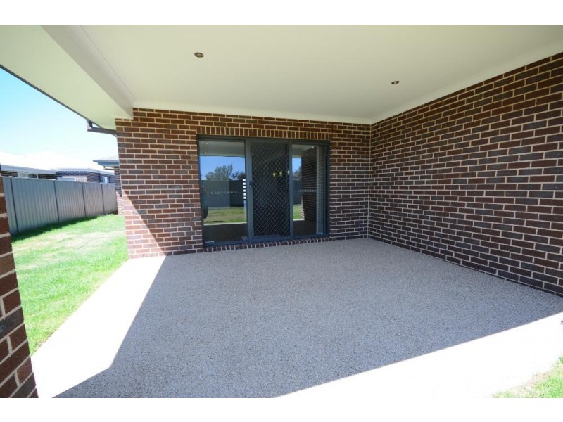 33 Cambridge Drive, Thurgoona NSW 2640