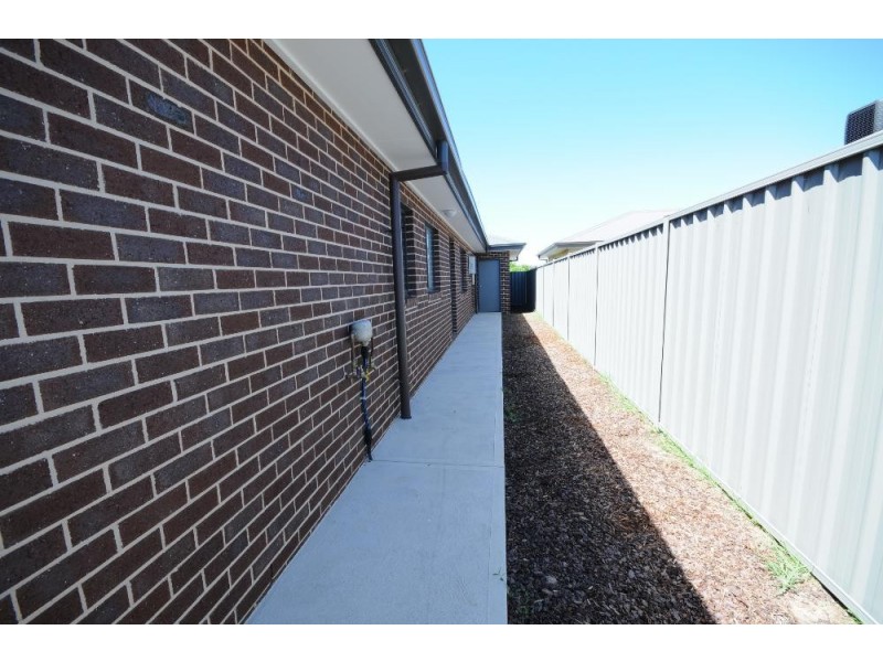 33 Cambridge Drive, Thurgoona NSW 2640