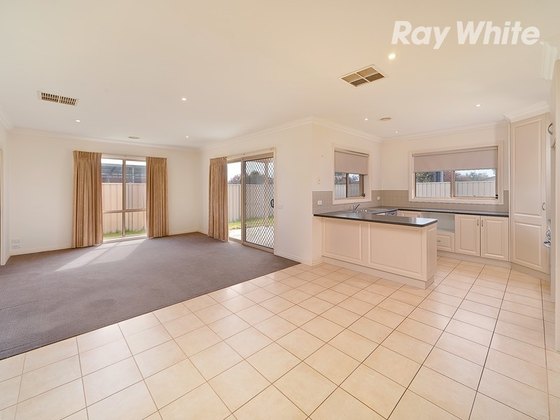 2/103 Pearce Street, Howlong NSW 2643