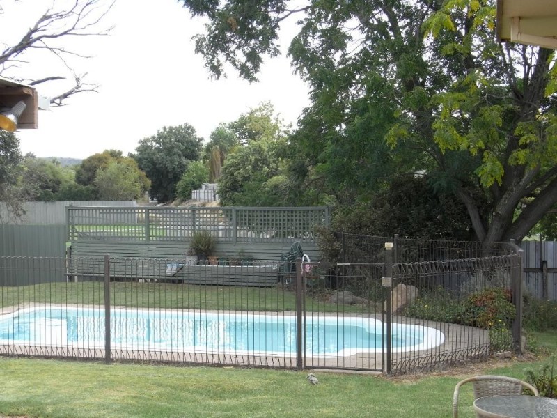 405 Dale Cres, Lavington NSW 2641