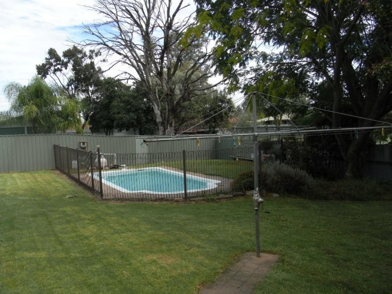 405 Dale Cres, Lavington NSW 2641