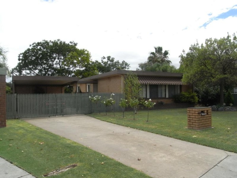 405 Dale Cres, Lavington NSW 2641
