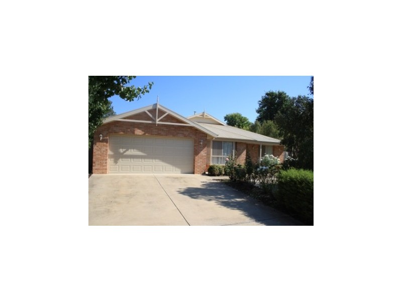 2 Hall Court, Howlong NSW 2643