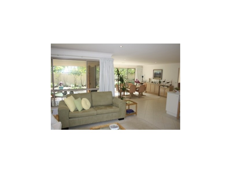 2 Hall Court, Howlong NSW 2643