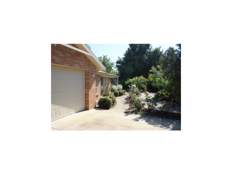 2 Hall Court, Howlong NSW 2643