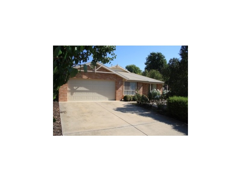 2 Hall Court, Howlong NSW 2643
