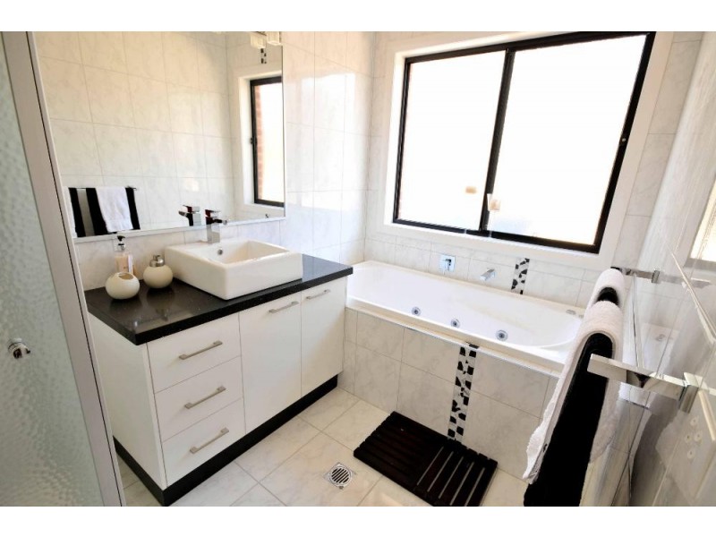 20 Nicola Place, Lavington NSW 2641