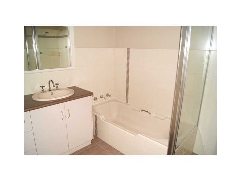 1 and 2/1001 Sylvania Ave, North Albury NSW 2640