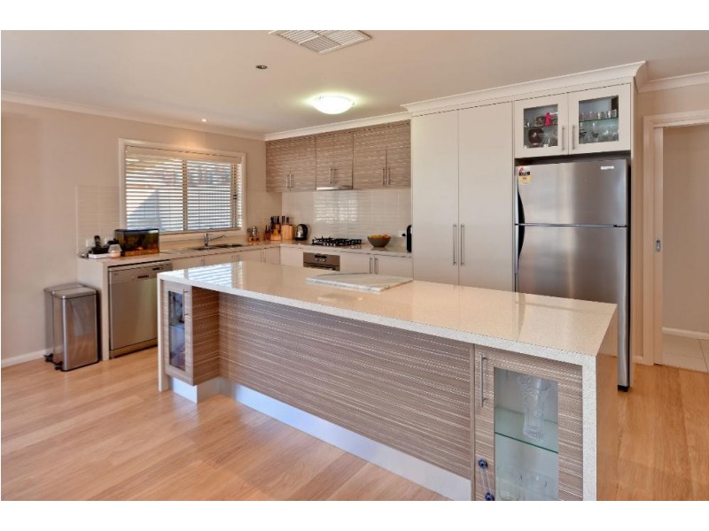 11 Lawson Circuit, Lavington NSW 2641