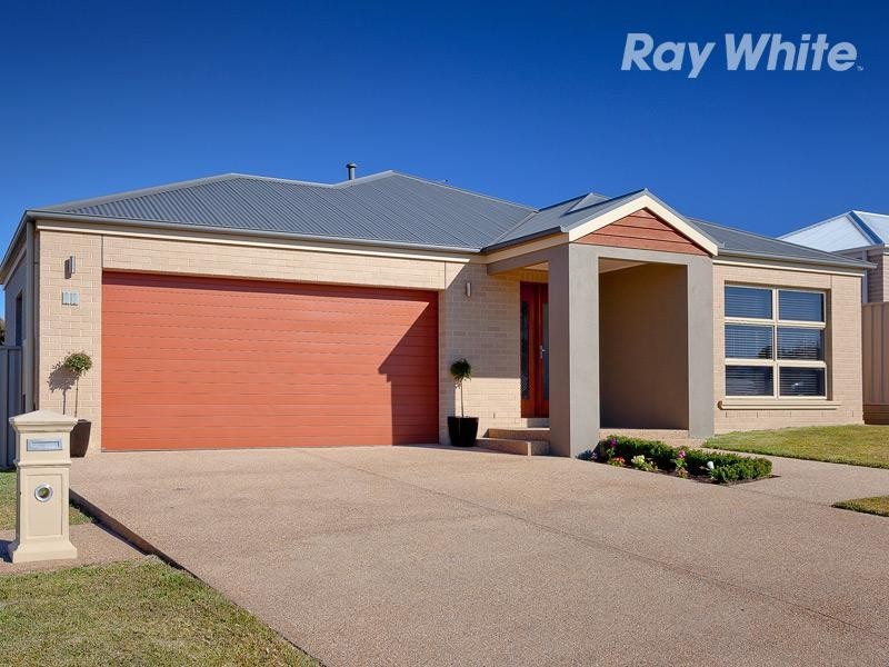 11 Lawson Circuit, Lavington NSW 2641