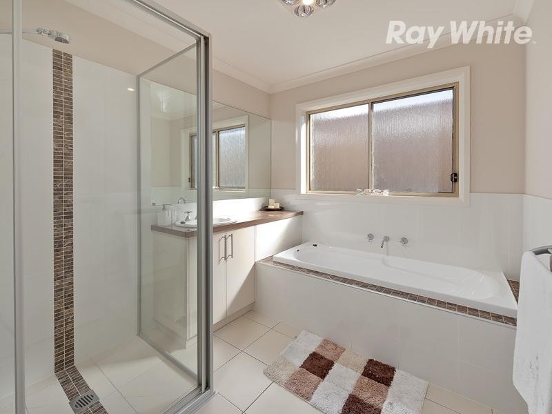 11 Lawson Circuit, Lavington NSW 2641