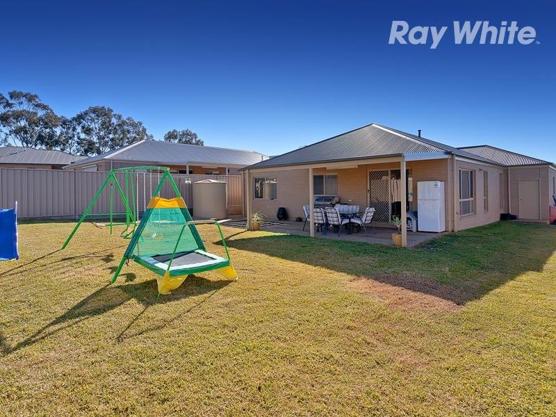 11 Lawson Circuit, Lavington NSW 2641