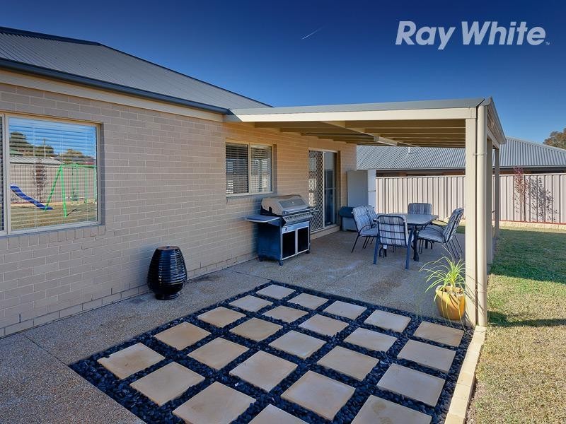 11 Lawson Circuit, Lavington NSW 2641