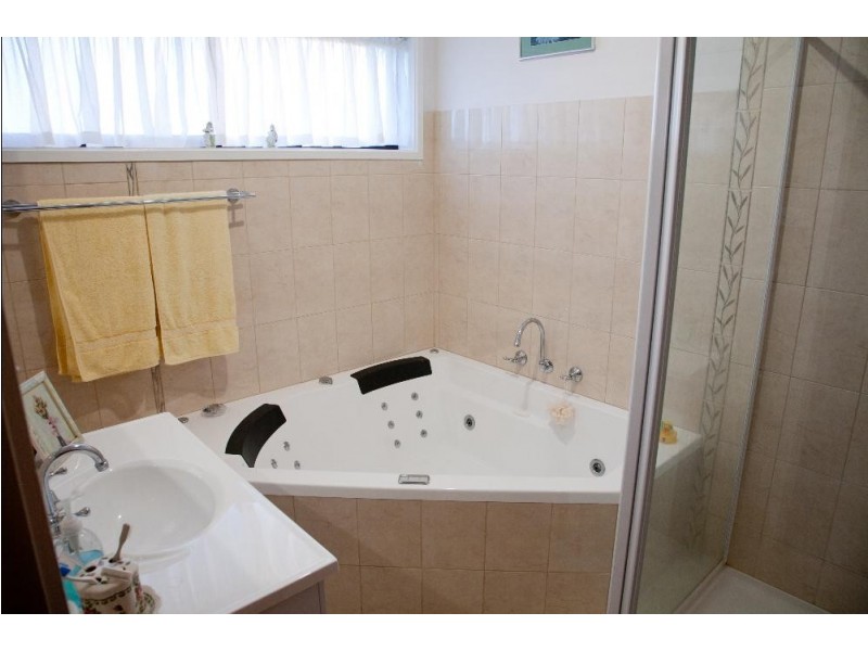 272 Cheyenne Drive (Paul Avenue), Lavington NSW 2641