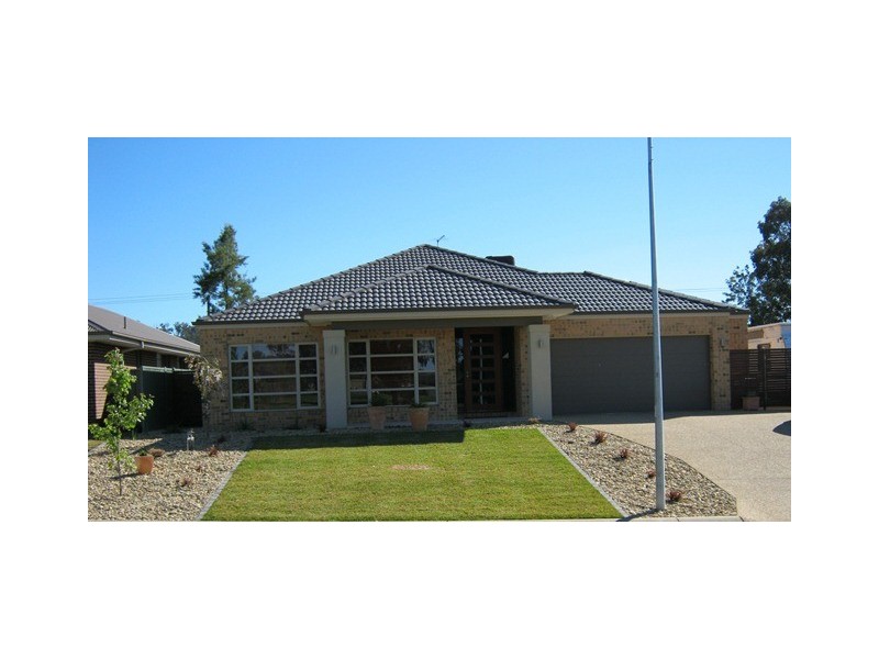 11 Featherstone Avenue, Albury NSW 2640