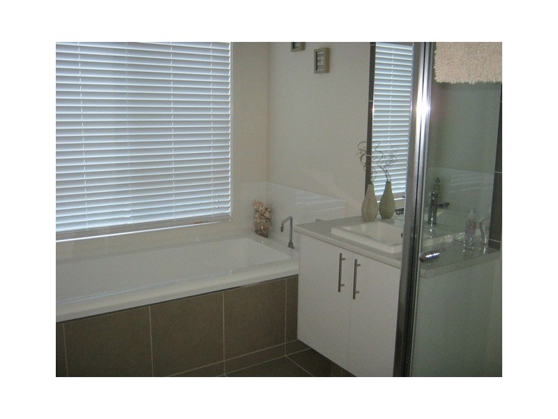 11 Featherstone Avenue, Albury NSW 2640