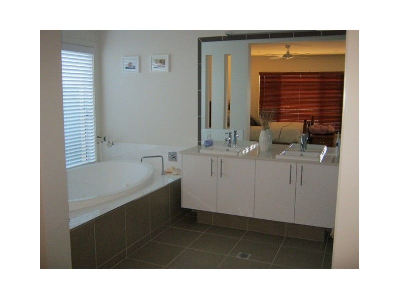 11 Featherstone Avenue, Albury NSW 2640