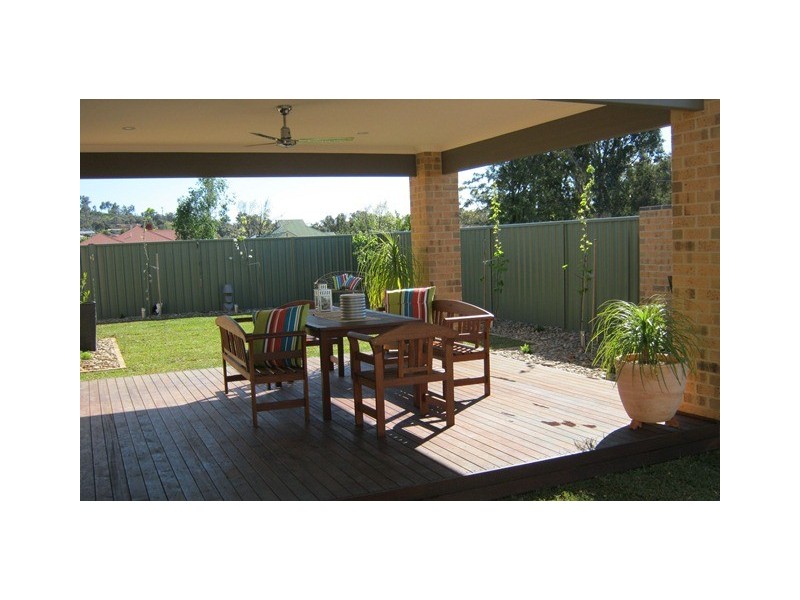 11 Featherstone Avenue, Albury NSW 2640